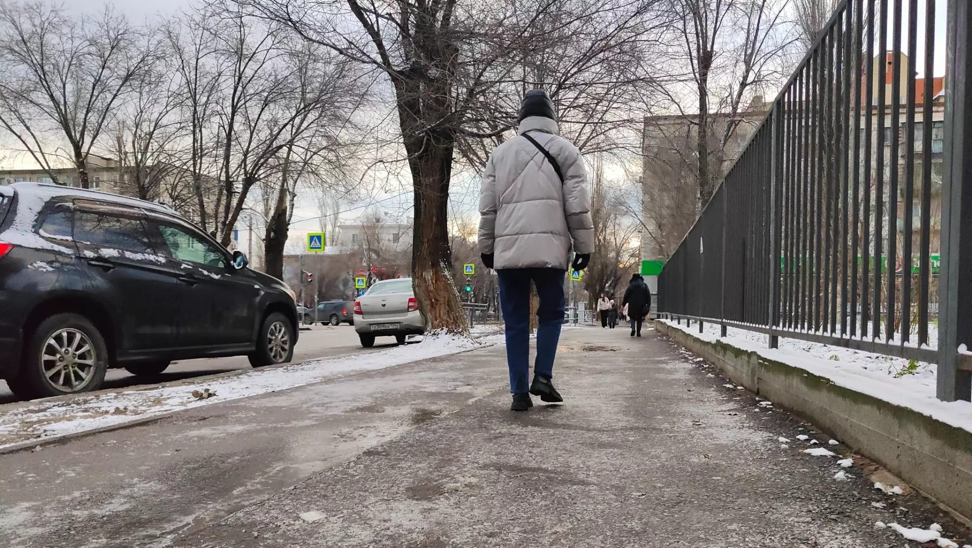 Коммунальщики борются с последствиями снегопада в Волгограде