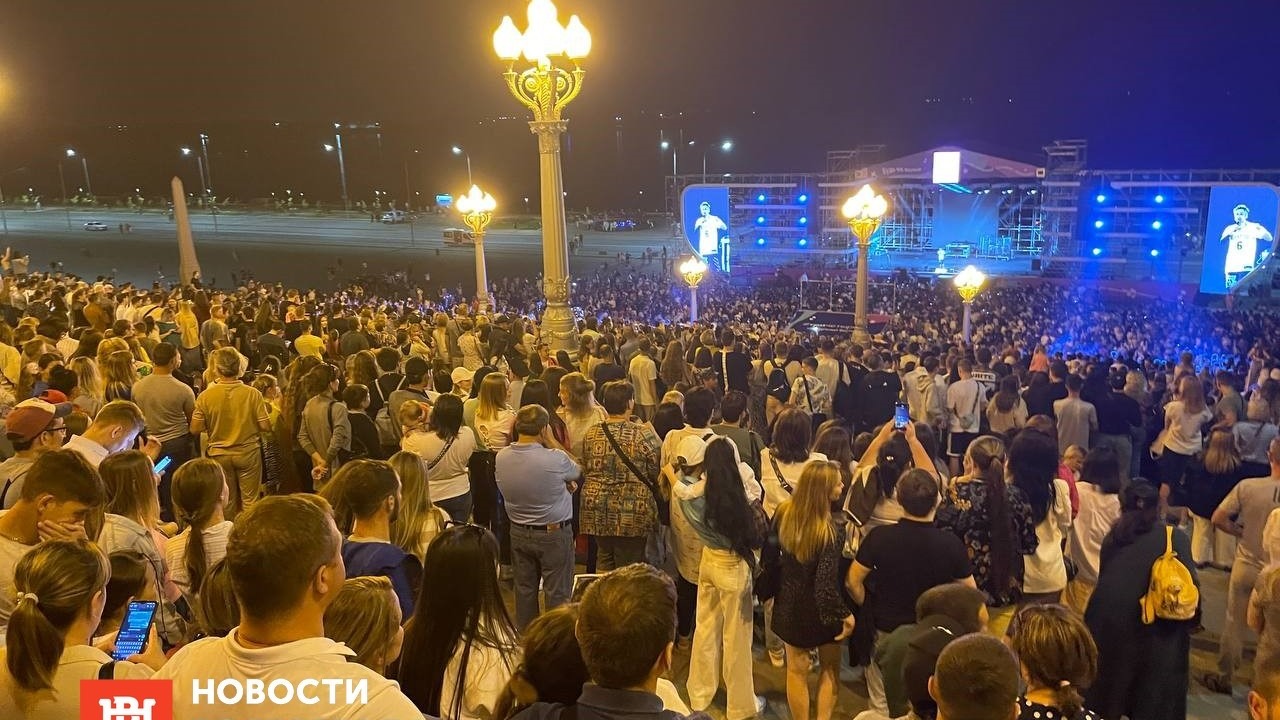 Хабиб вышел на сцену в яркой желтой майке, тысячи волгоградцев на Центральной Набережной встретили его овациями