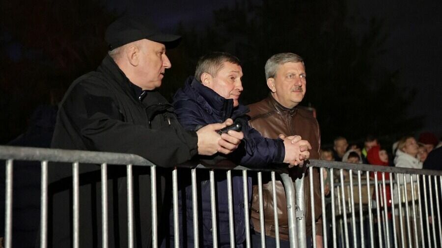 Губернатор Андрей Бочаров вместе с волгоградцами наблюдал световую инсталляцию