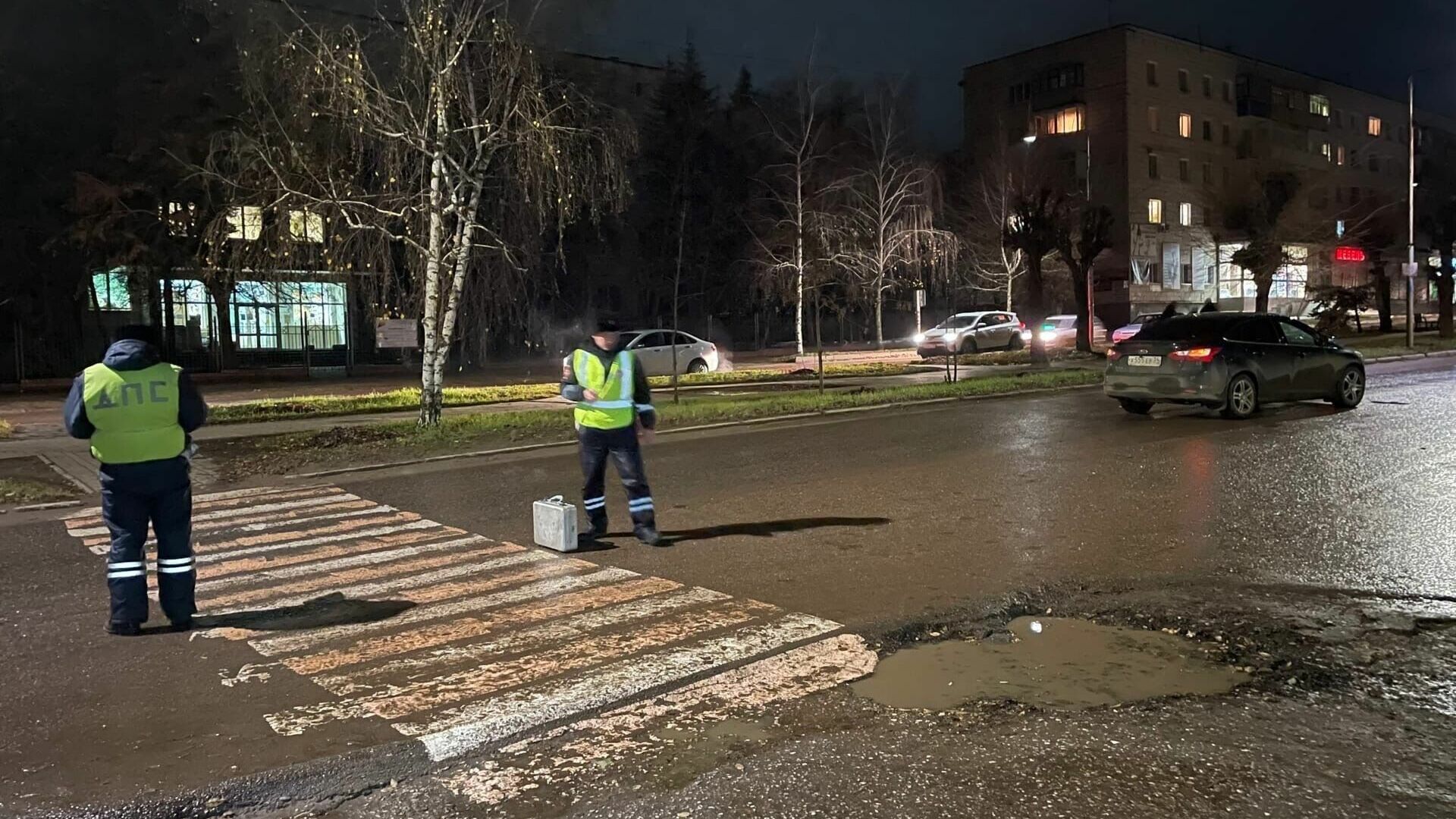 Привести в порядок пешеходные переходы требуют в Котово после трагического ДТП