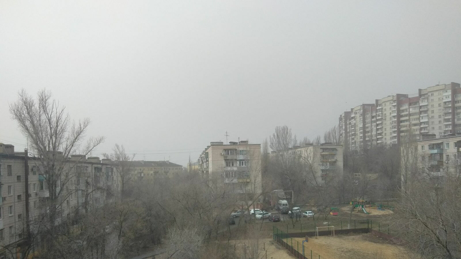 Все в белом дыму: волгоградцы обсуждают пыльную бурю, накрывшую город
