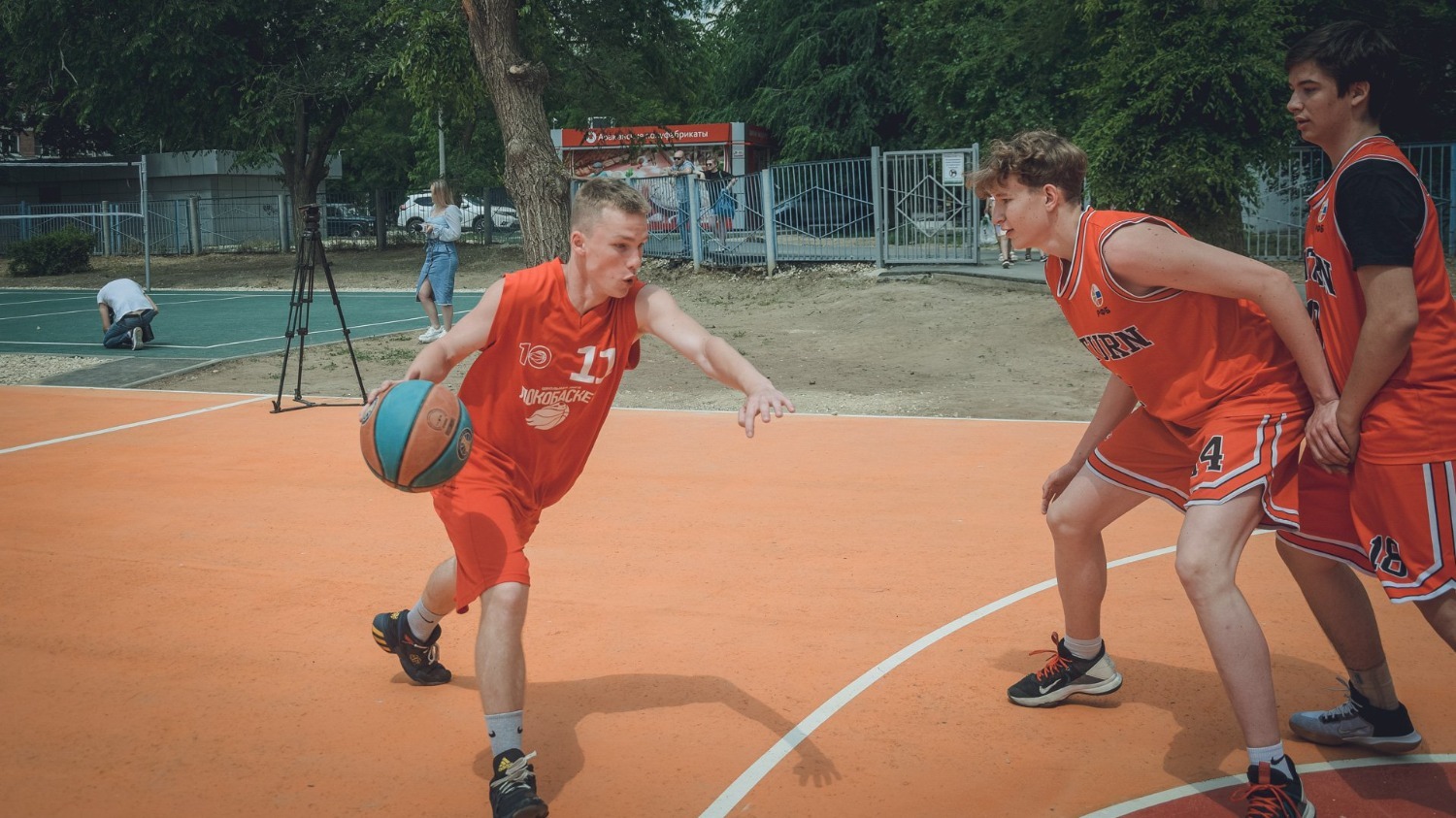 Юные баскетболисты опробовали новую площадку в товарищеском матче