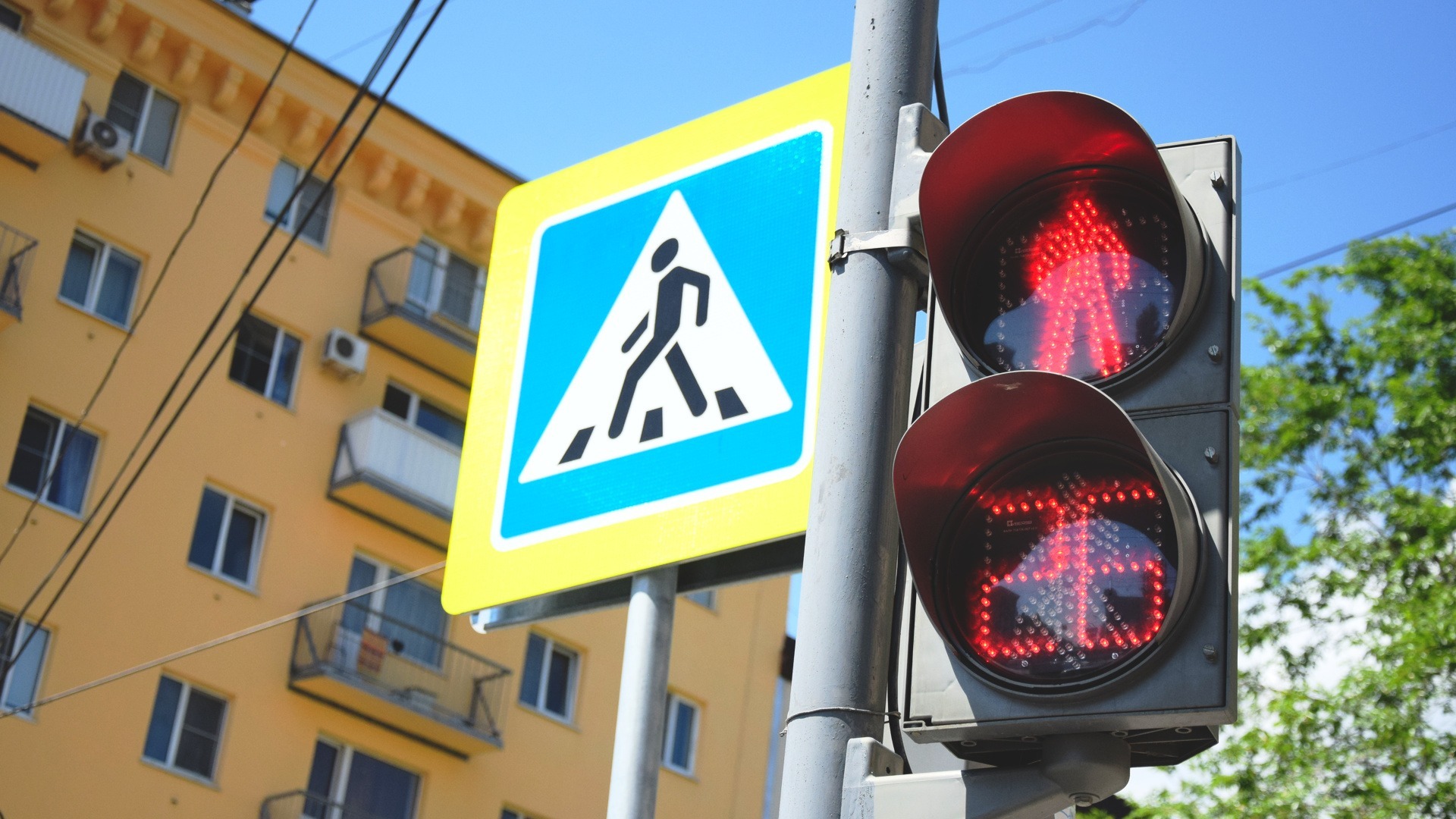 Новые светофоры появились на семи перекрестках Волгограда