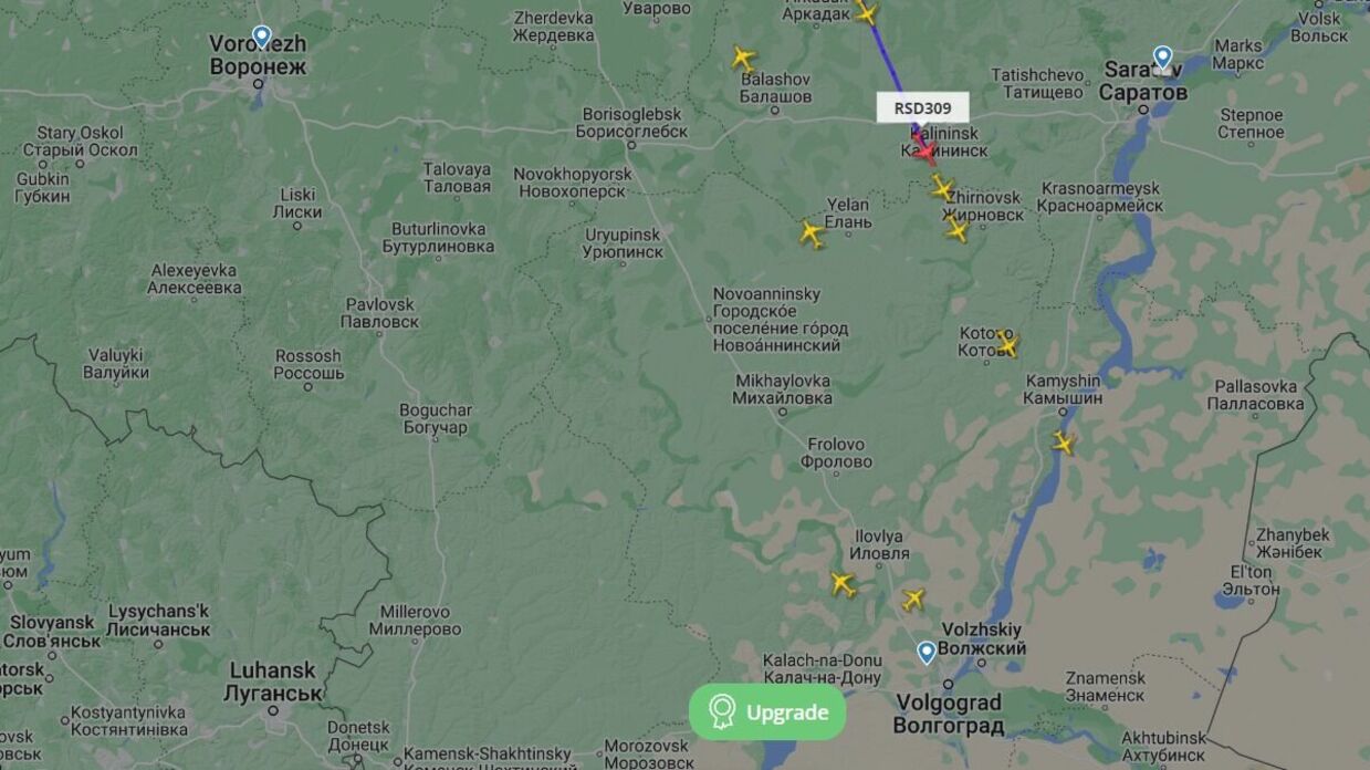 Самолёт специального летного отряда летит в Волгоград