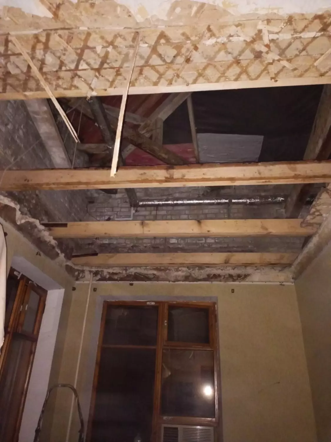 Обвалившийся потолок начали заделывать в доме-памятнике в Волгограде