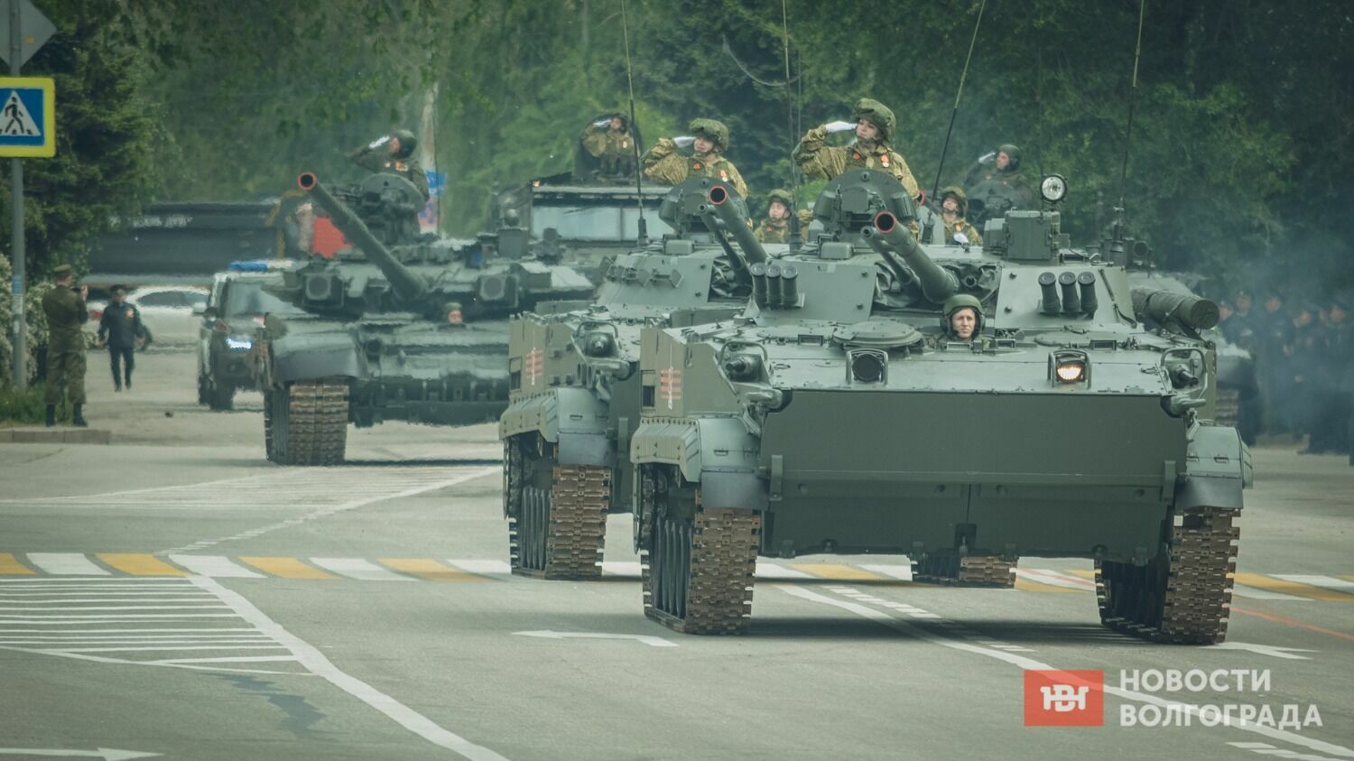 Девушки на танках — необычное явление для парада Победы