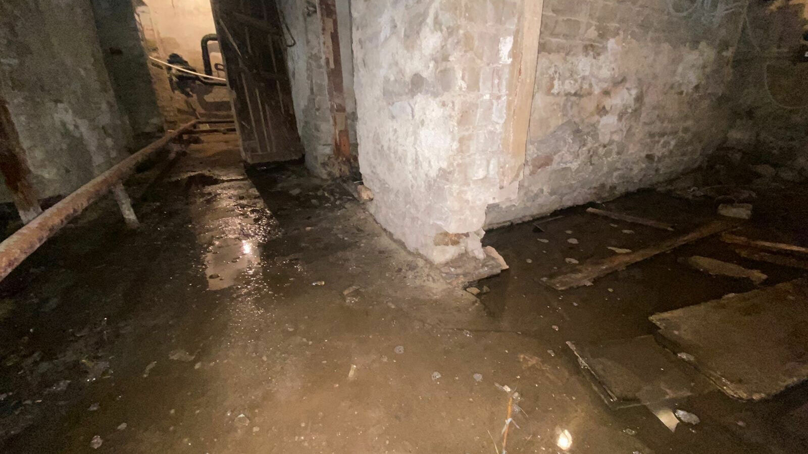 Жильцы волгоградского дома устали от потопа в подвале и ждут помощи от СК