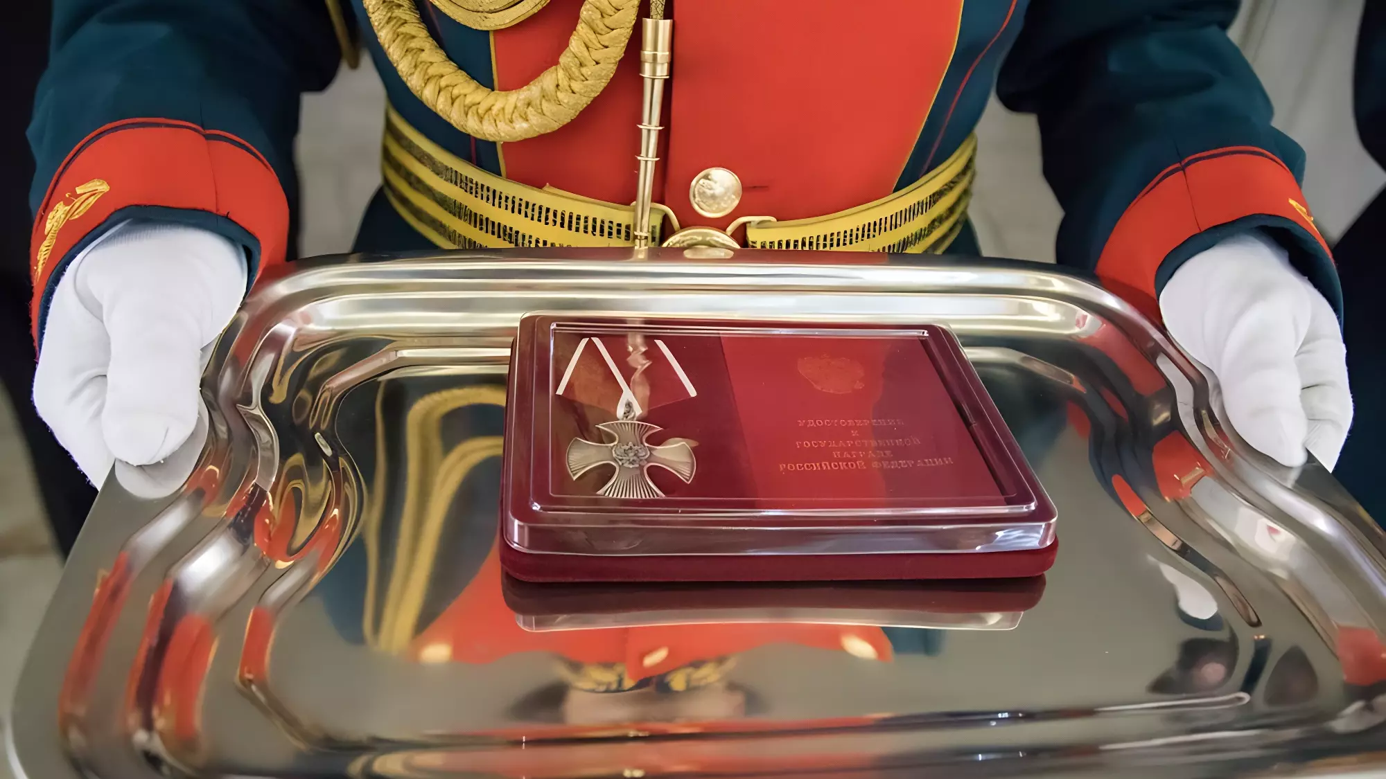 Мать погибшего в СВО бойца забрала орден Мужества на кладбище в Волгограде