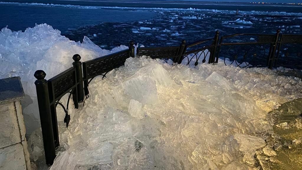 Лед пробил ограждение ротонды на набережной под Волгоградом