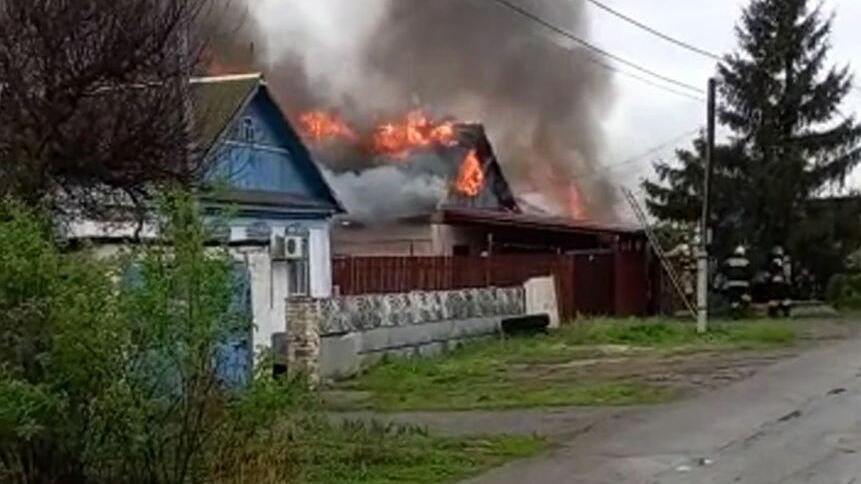 Полицейские спасли мужчину из горящего дома в Волжском
