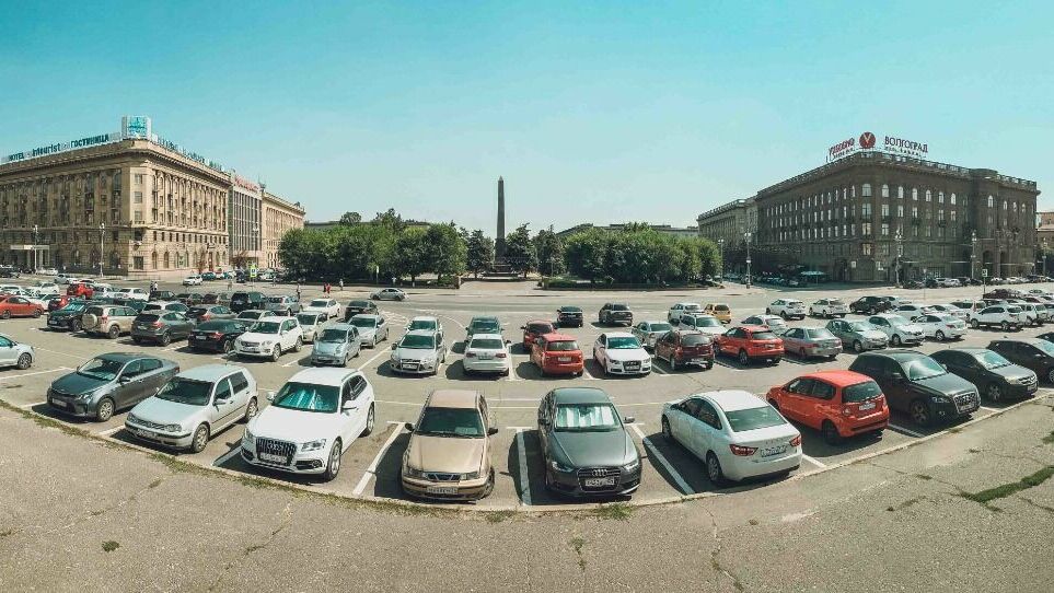 Одна из самых больших в Волгограде бесплатных парковок на площади Павших борцов.