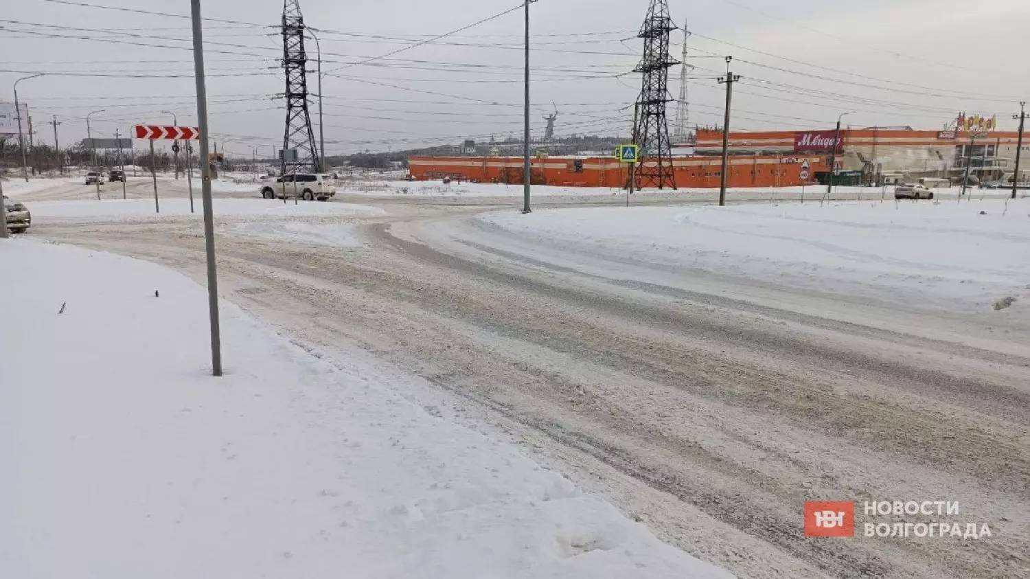Дороги в Дзержинском районе чистили, но снег ещё лежит
