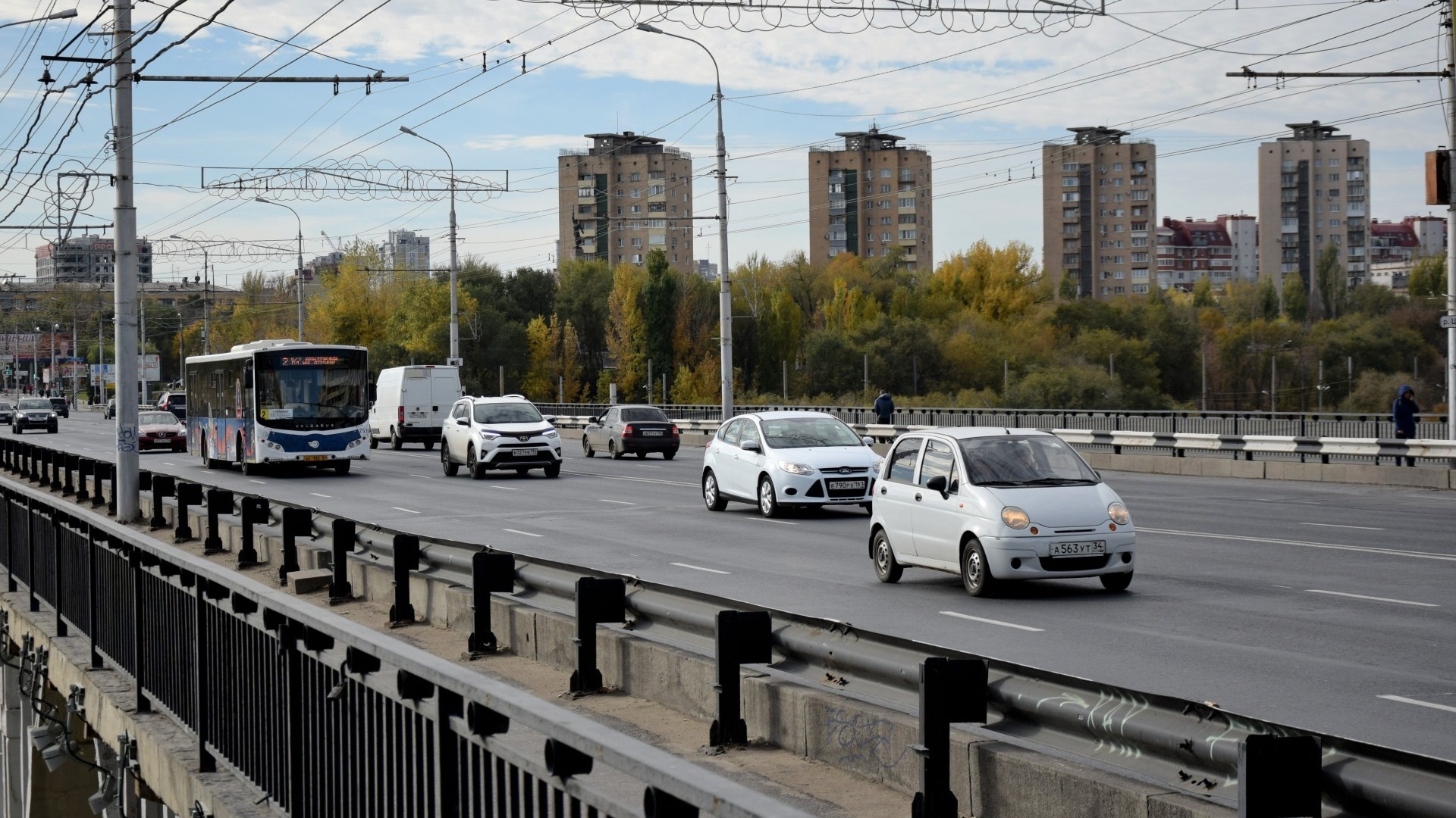 Астраханский мост в Волгограде покрылся дырами, щелями и ямами
