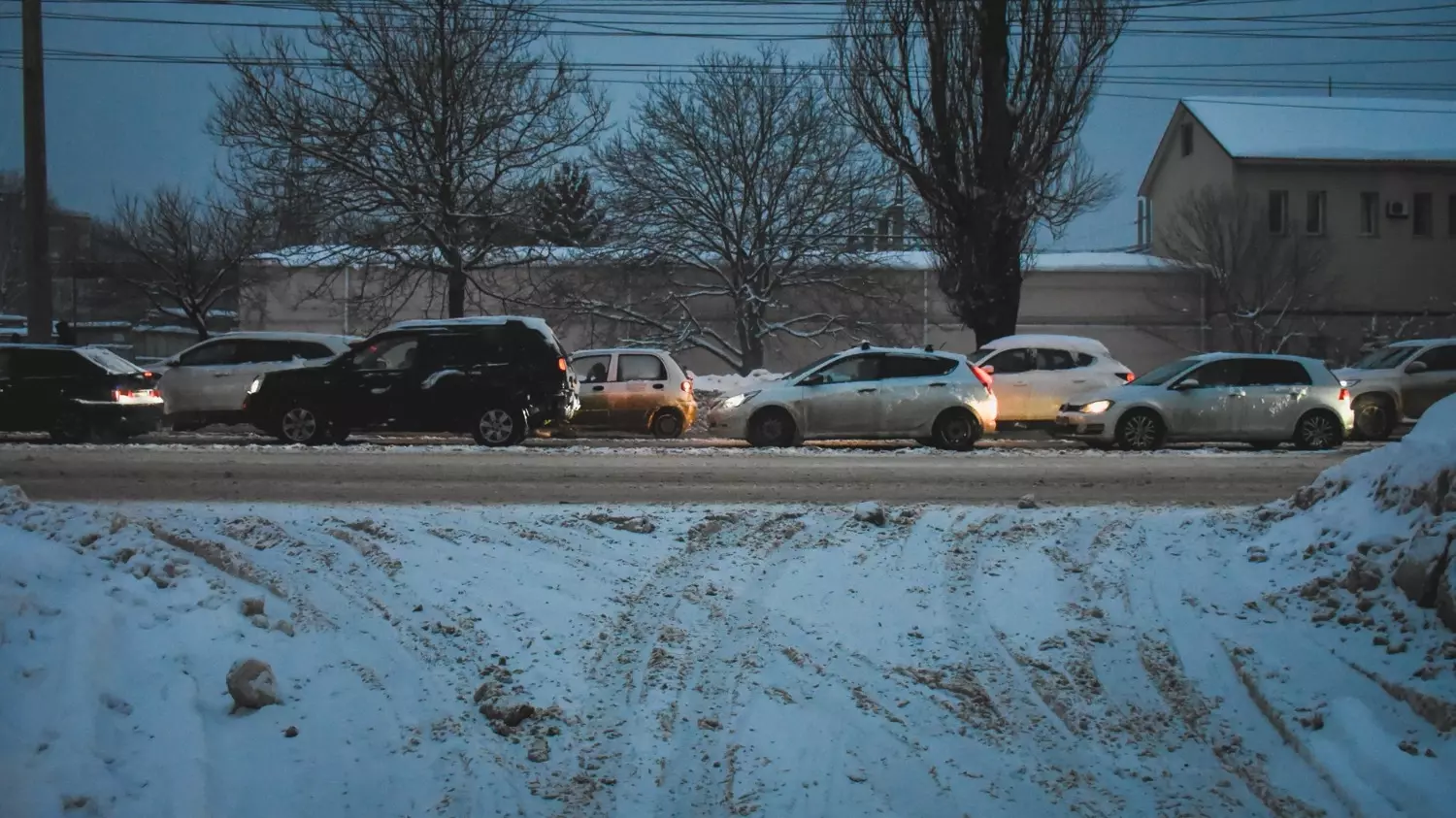 При езде на снежной дороге важно соблюдать дистанцию