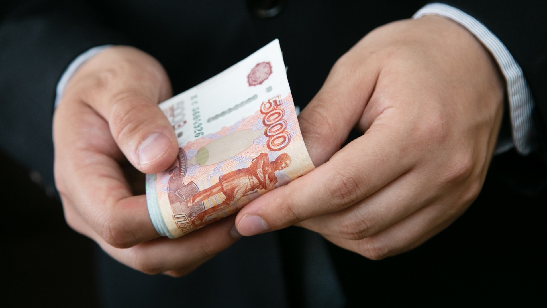 Большинство волгоградцев и волгоградок считают достойной зарплату в 100 тысяч рублей
