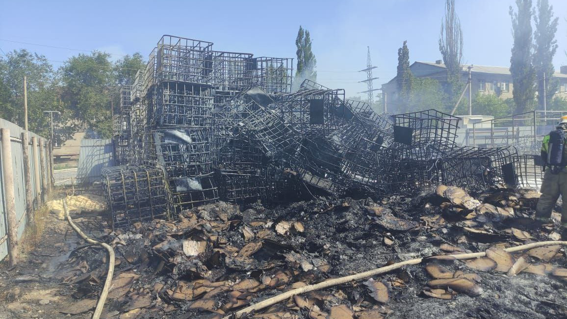 Причины крупного пожара на заводе ищут в Волжском