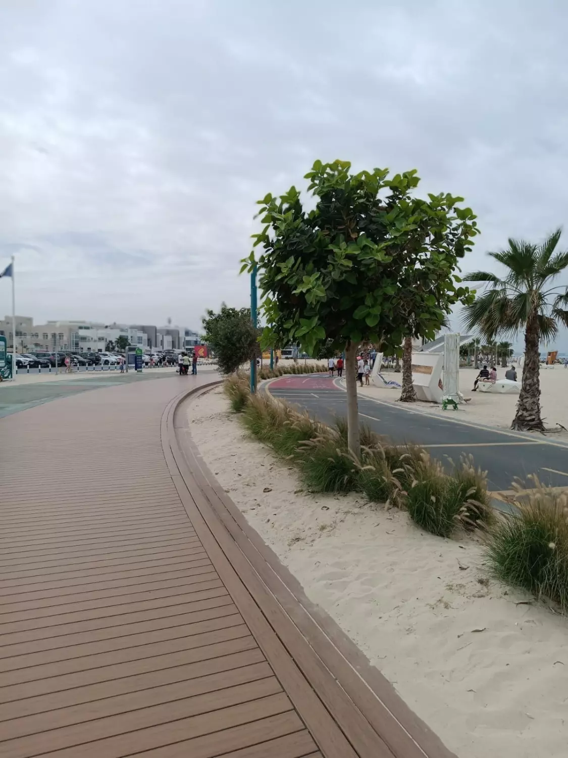 Пляжы в Дубае оборудованы дорожками для велосипедистов и любителей бегать по побережью