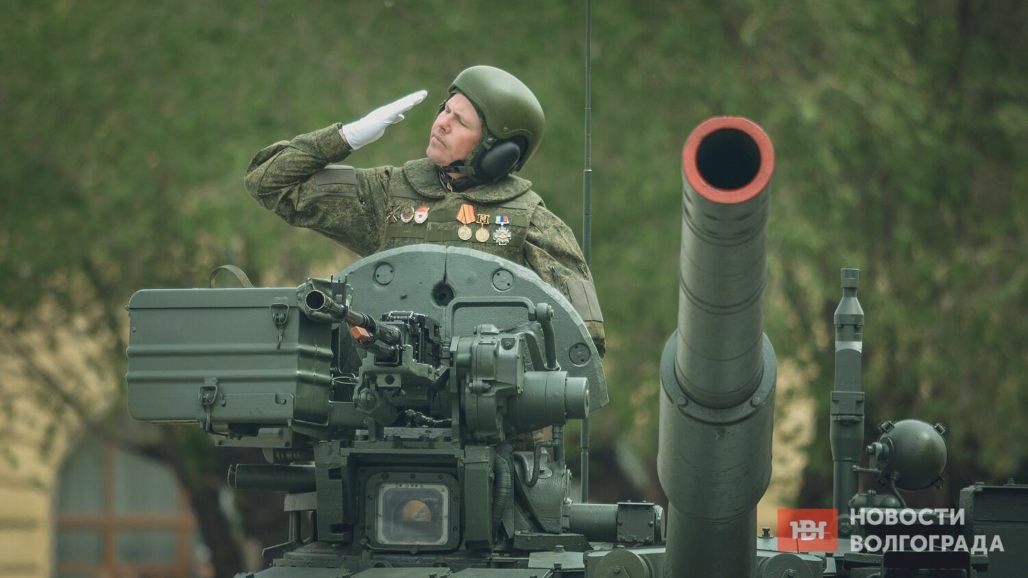 В колонне военной техники - танки и бронемашины Великой Отечественной войны и современная техника