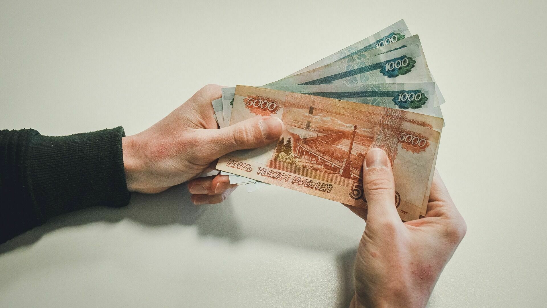 Среднюю зарплату в 46 тысяч рублей насчитали в Волгоградской области