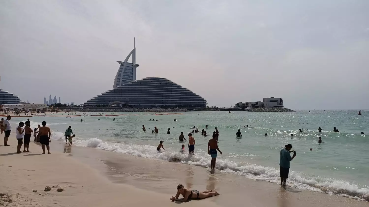 На пляжах в Дубае видно многие местные достопримечатльности