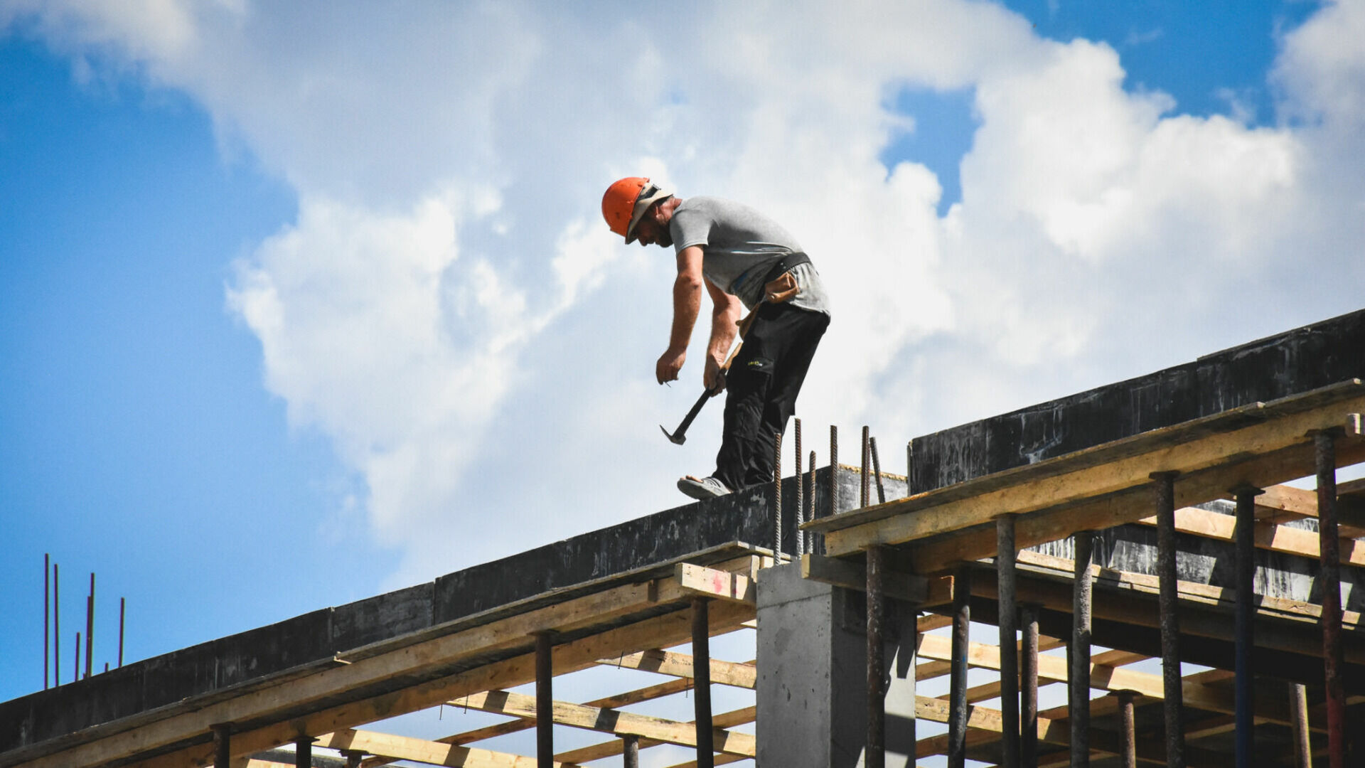 Среднемесячную зарплату строителям повысили в Волгоградской области