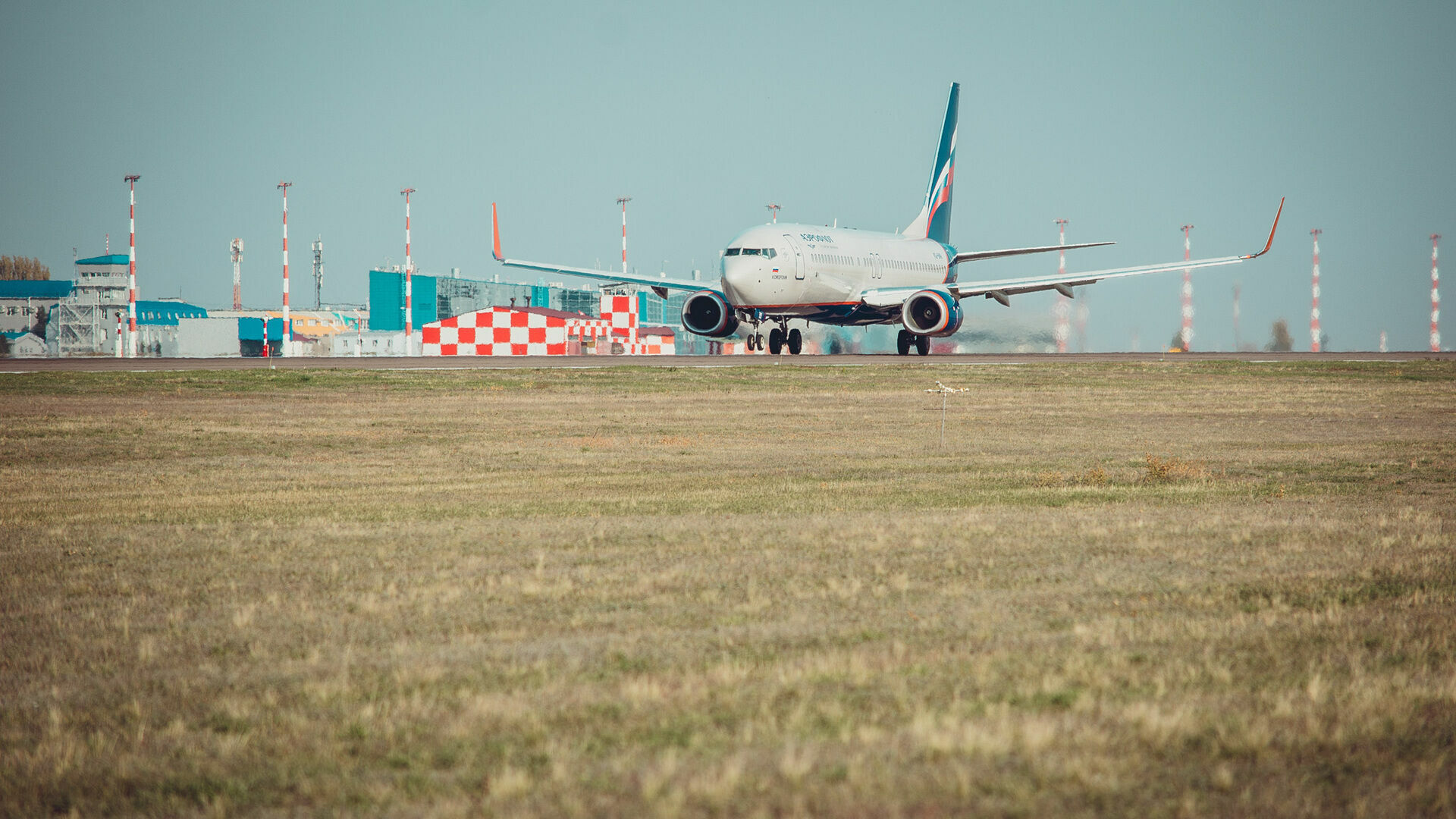 Самолет из Азербайджана экстренно сел в Волгограде из-за здоровья пассажирки