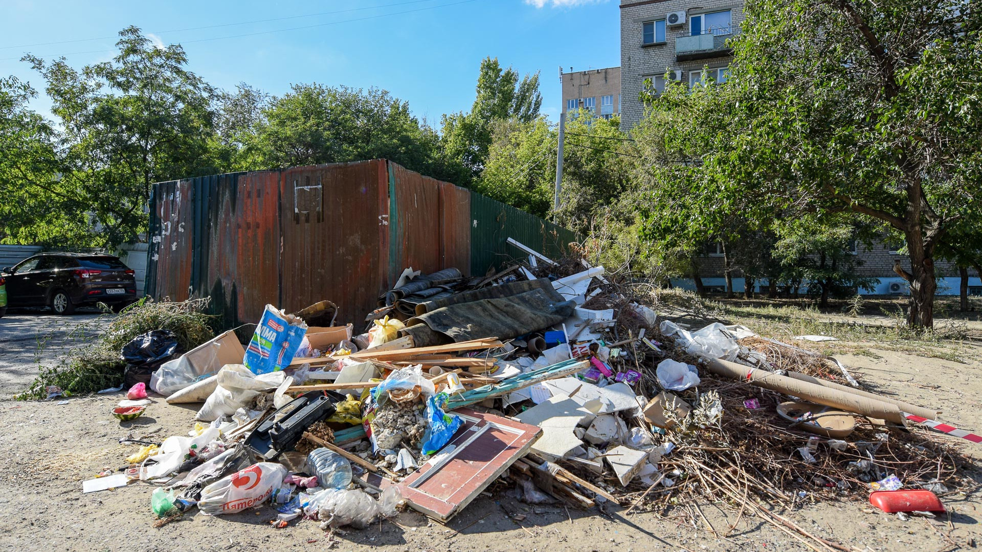 Такие горы мусора возникли во многих волгоградских дворах в 2023 году