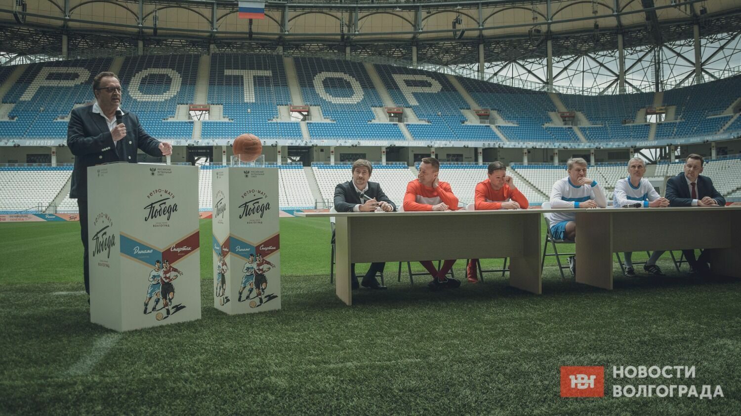 На пресс-конференции перед ретро-матчем в Волгограде презентовали стилизованную под военную эпоху футбольную форму.