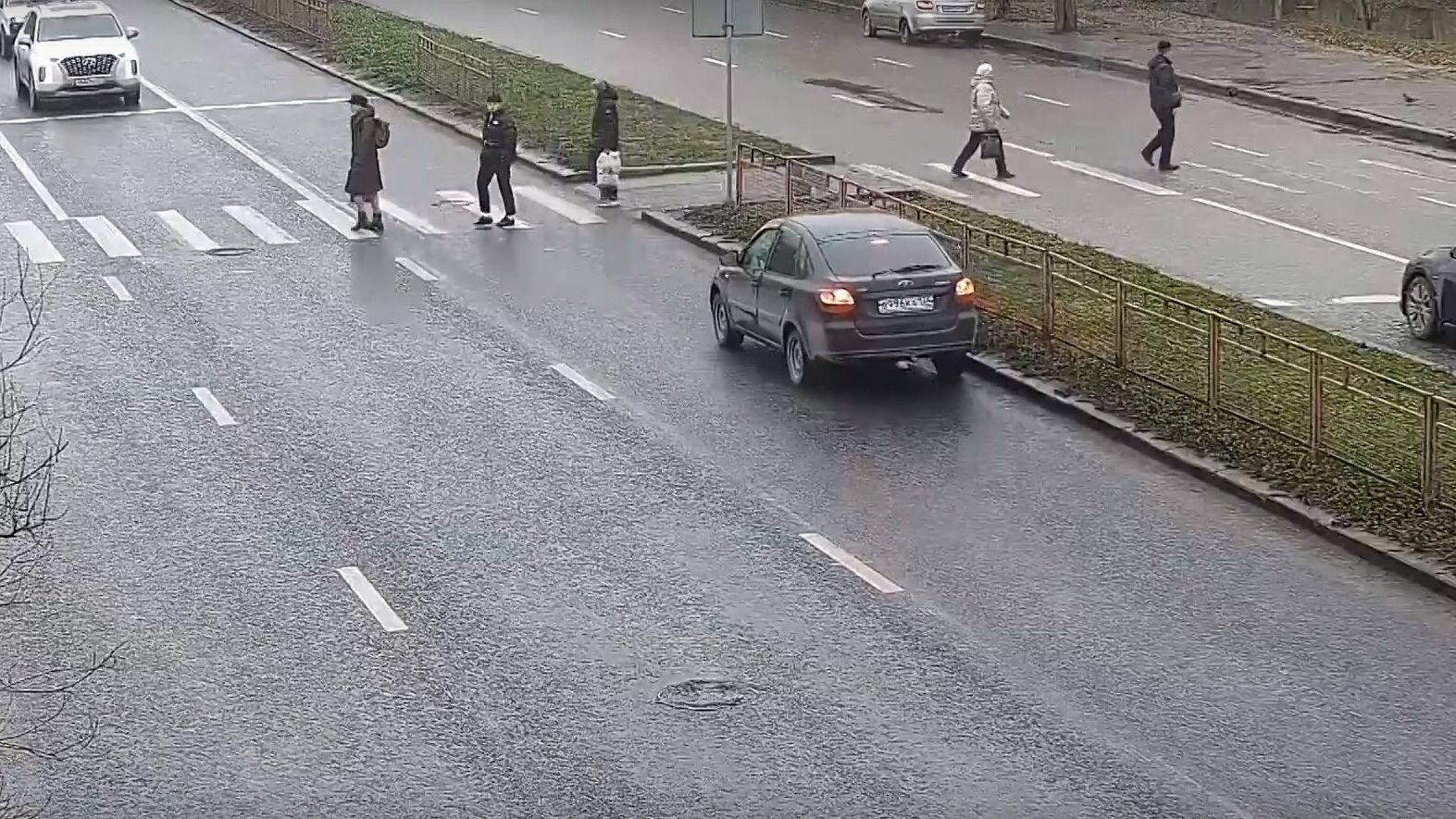 Любителя покататься по встречной полосе ищут волгоградские полицейские