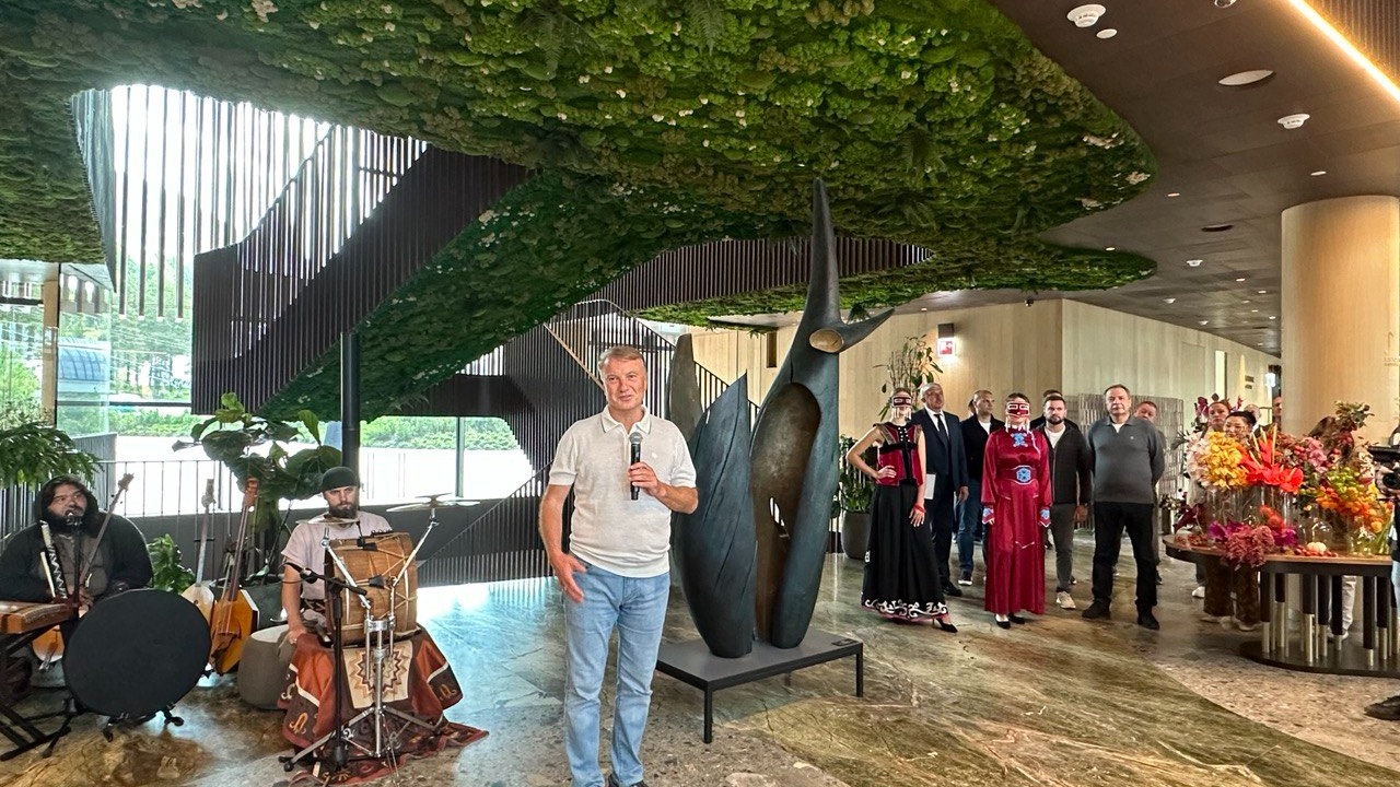 На курорте Сбера «Манжерок» проходит выставка всемирно известного скульптора