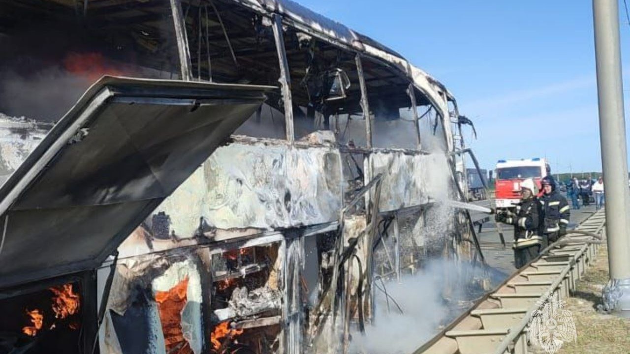 Вспыхнул, как спичка: видео горящего автобуса Волгоград-Москва
