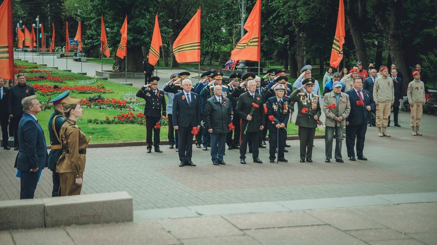 Возложение цветов и венков у Вечного огня на площади Павших Борцов