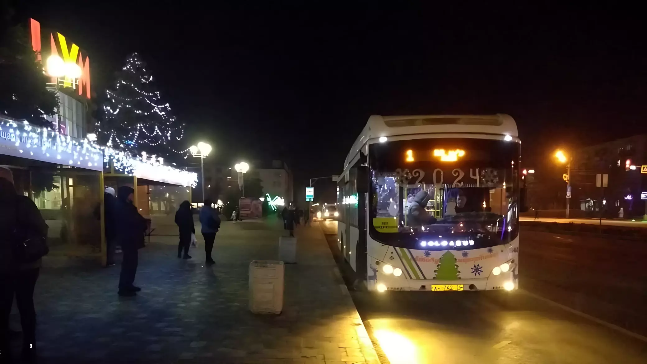 Украшенные к Новому году автобусы начали ездить в Волжском