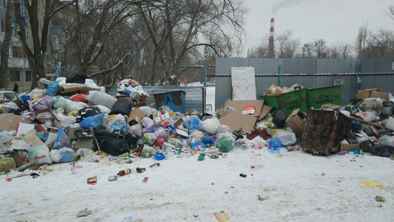 Реформа не пошла: в российских регионах дворы утопают в «новогоднем» мусоре