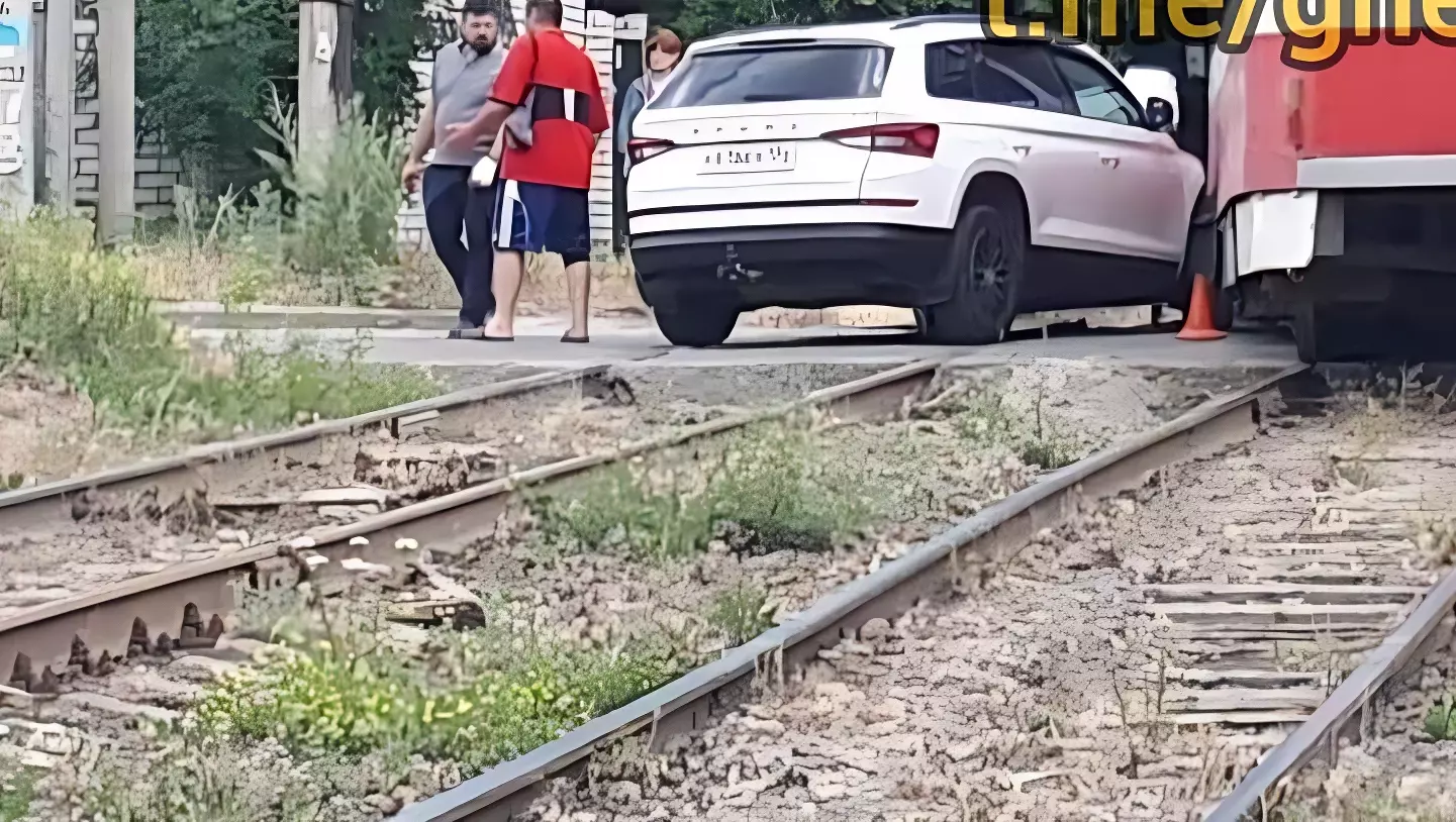 Иномарка протаранила и снесла с рельсов трамвай в Волгограде