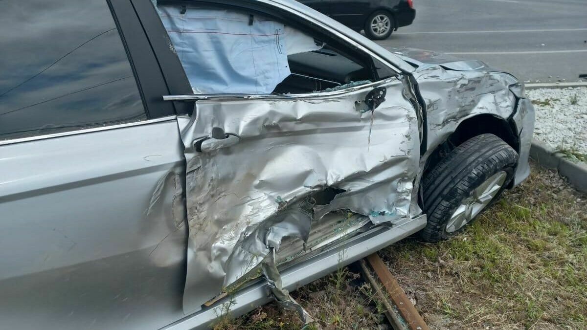 Машина депутата разбилась о скорую помощь в Волжском