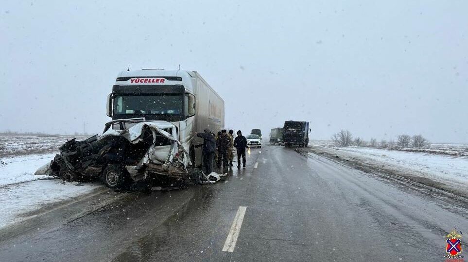 Женщина погибла в ДТП с двумя грузовиками на трассе под Волгоградом