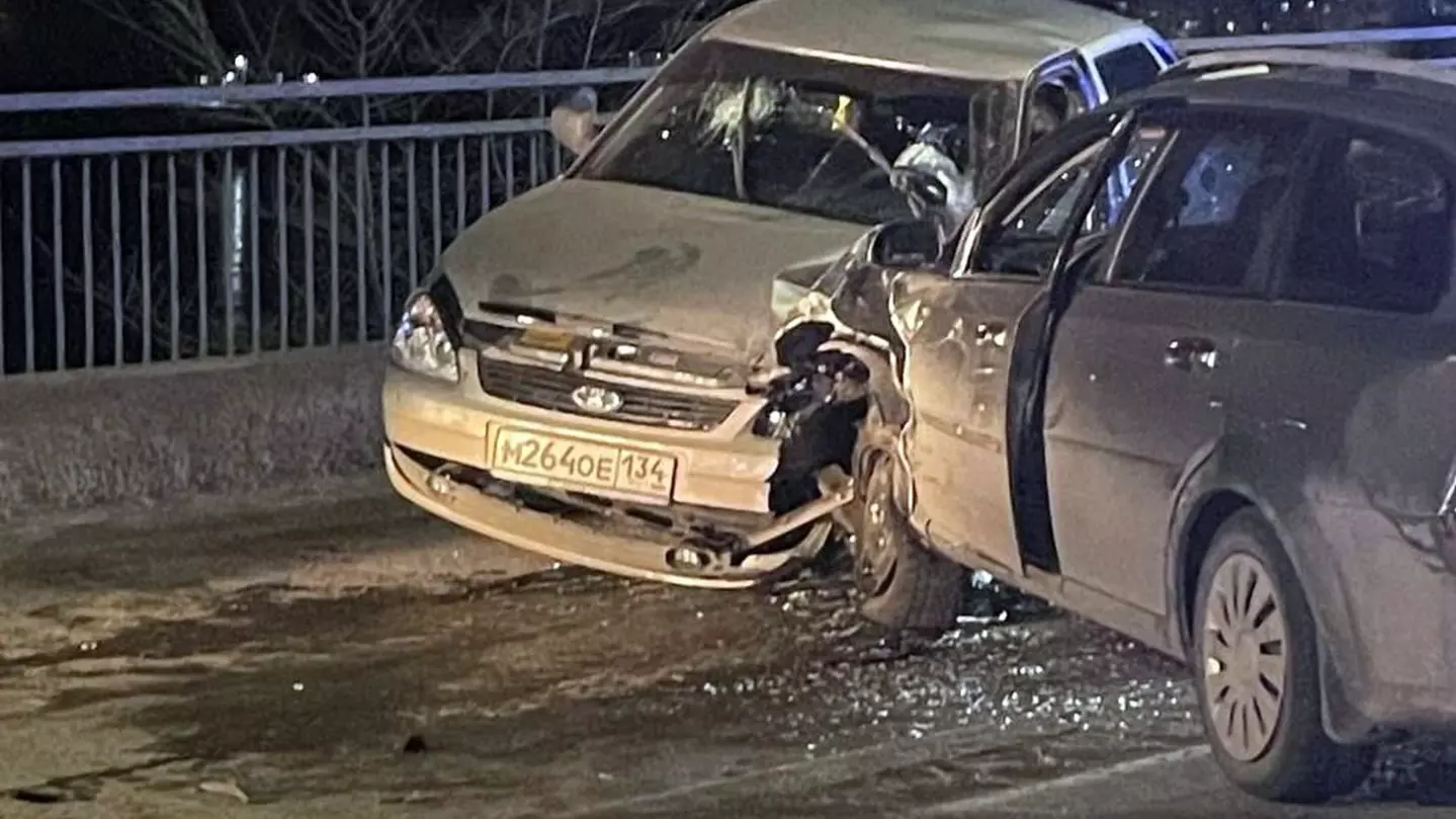 Водитель Chevrolet Lacetti устроил жуткое ДТП на мосту под Волгоградом