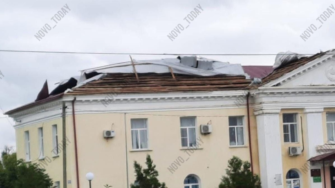 Ураган снёс крышу администрации в Волгоградской области