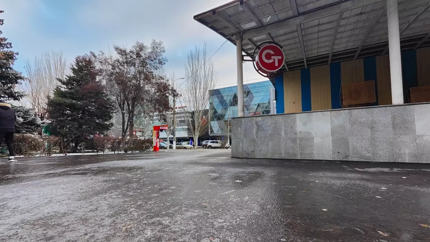 Подходы к станциям скоростного трамвая в Волгограде не обработали реагентами