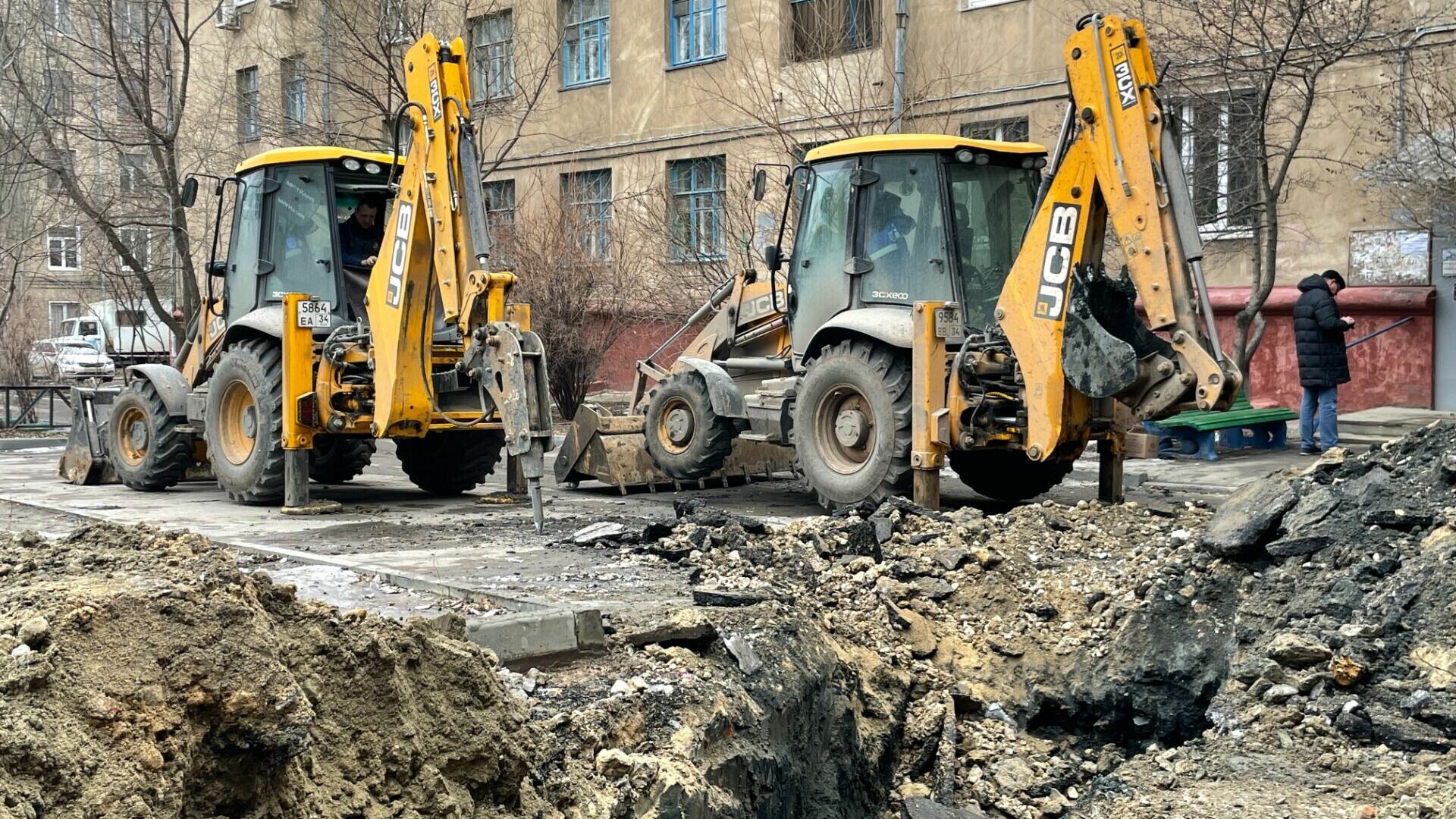 Причину ищут под землей: двор дома в Волгограде изрыла техника из-за утечки газа