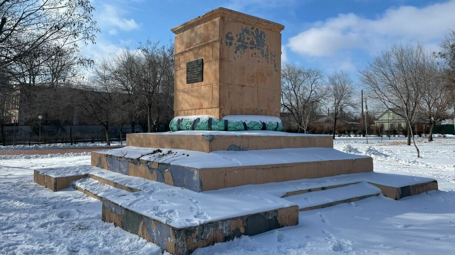 Военный мемориал в Ворошиловском районе сейчас разваливается на части.