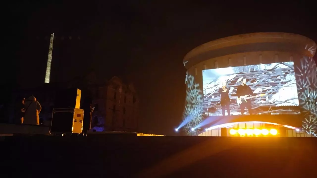Видеоклипы проецируются прямо на стену музея-панорамы