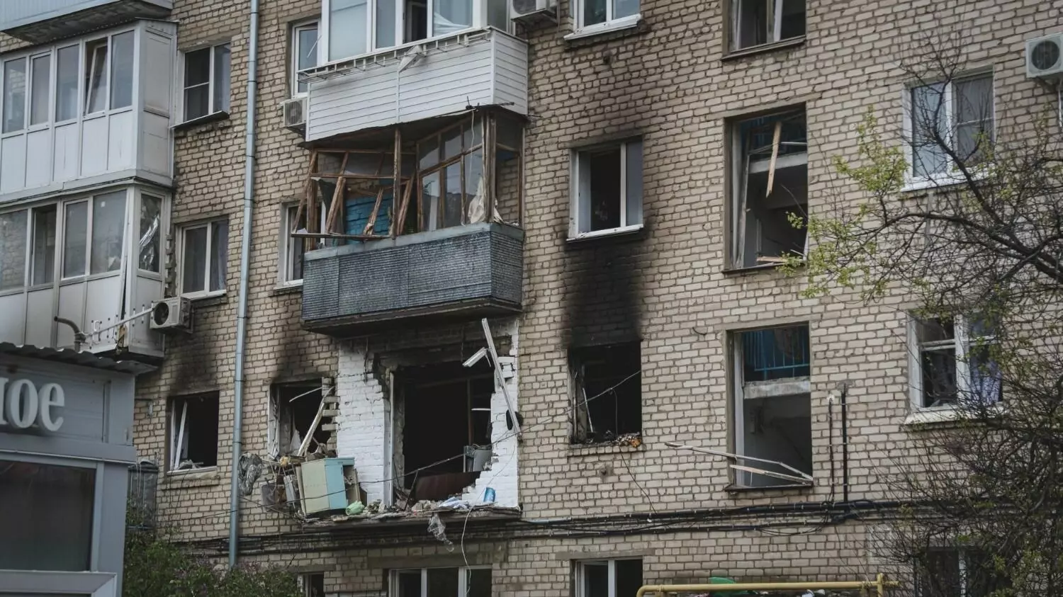 Поврежденный взрывом дом на улице Титова в Волгограде