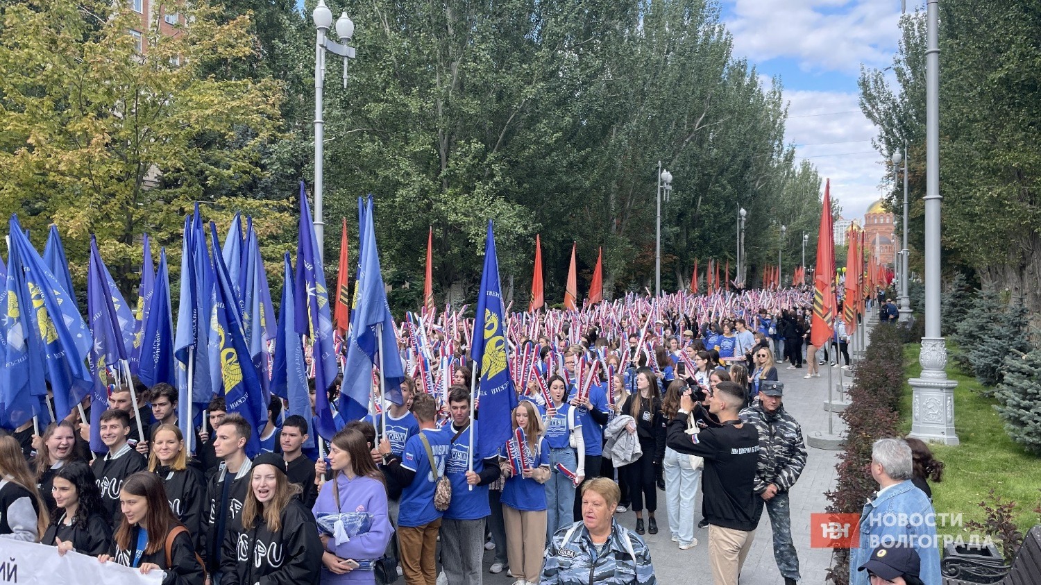 Студенты стартовали с площади Павших Борцов и пошли по Аллее Героев