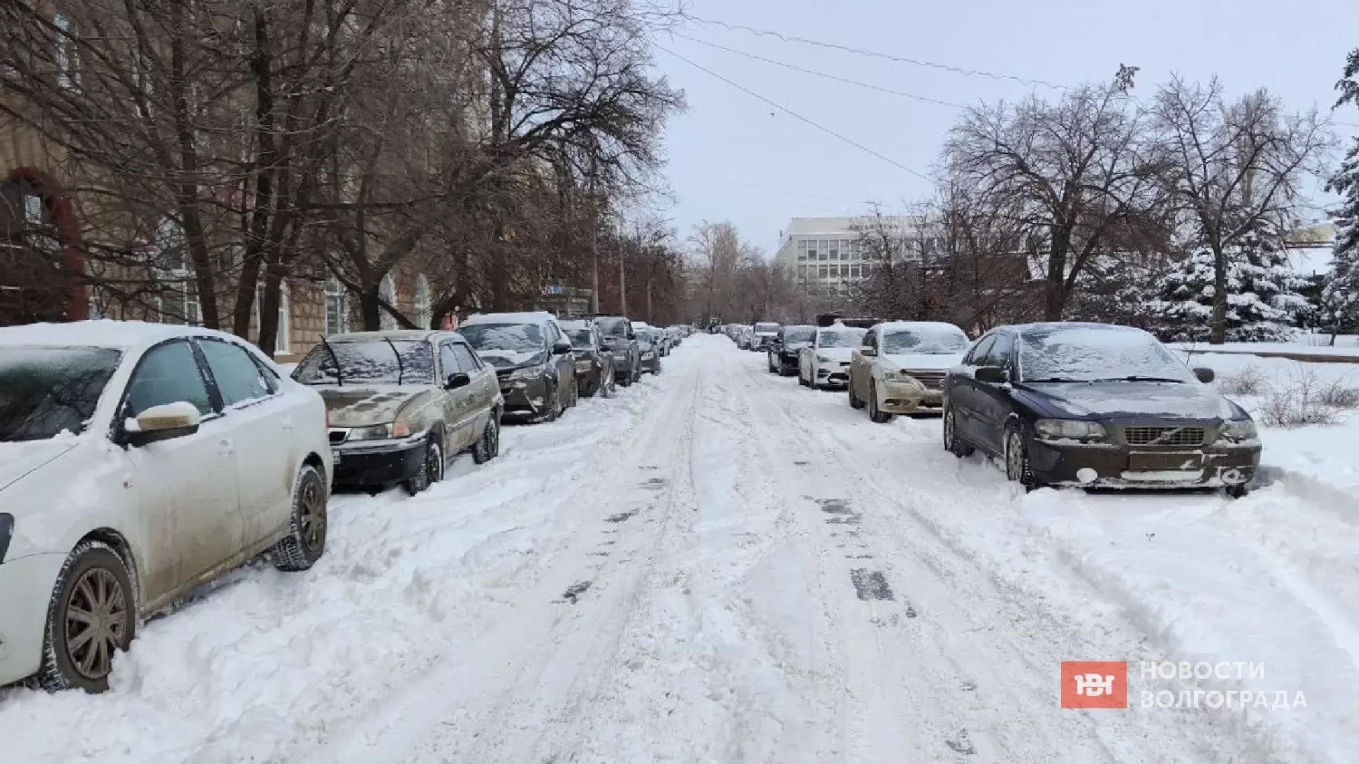 Не везде коммунальщики справляются с расчисткой тротуаров от снега