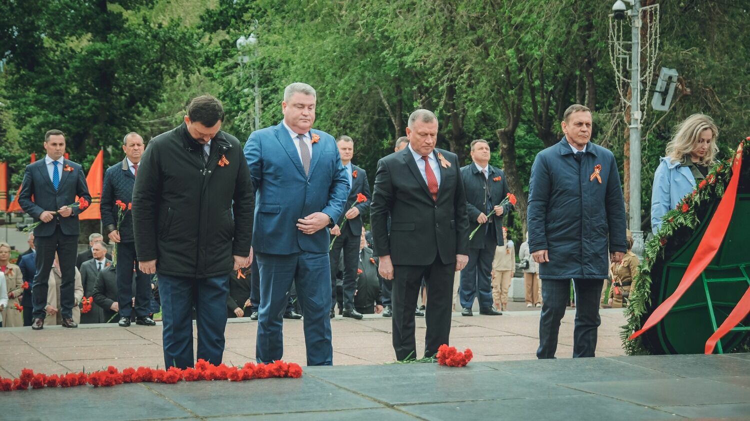 Руководители региональной администрации также почтили память защитников Родины