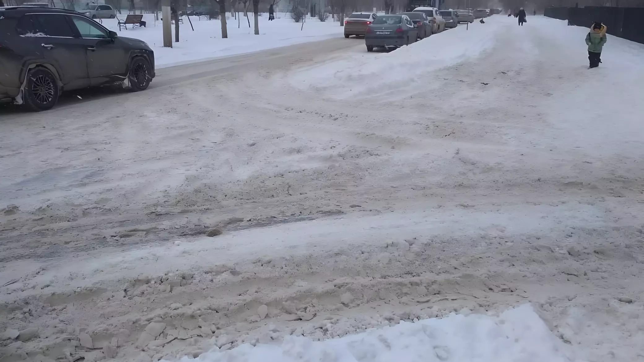 Снежная каша на дорогах Волгограда добавляет проблем горожанам