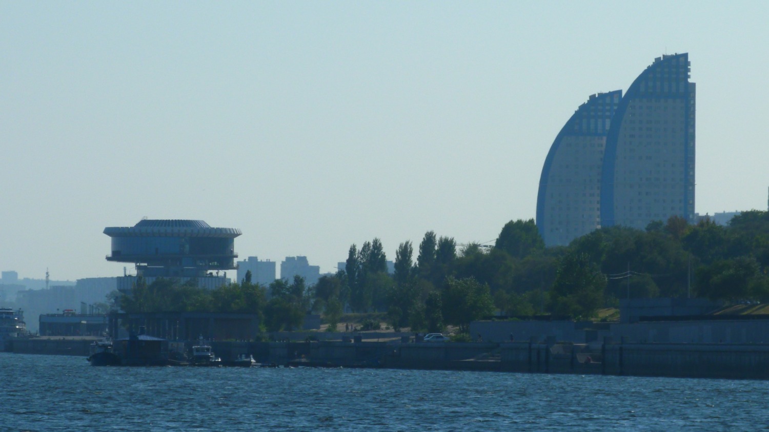 Прогулочные теплоходы отправляются от причалов Центральной набережной Волгограда каждый час
