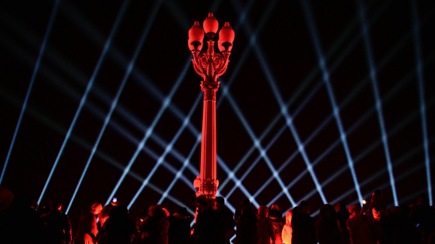 1 и 2 февраля центр Волгограда осветили сотни прожекторов и лазеров